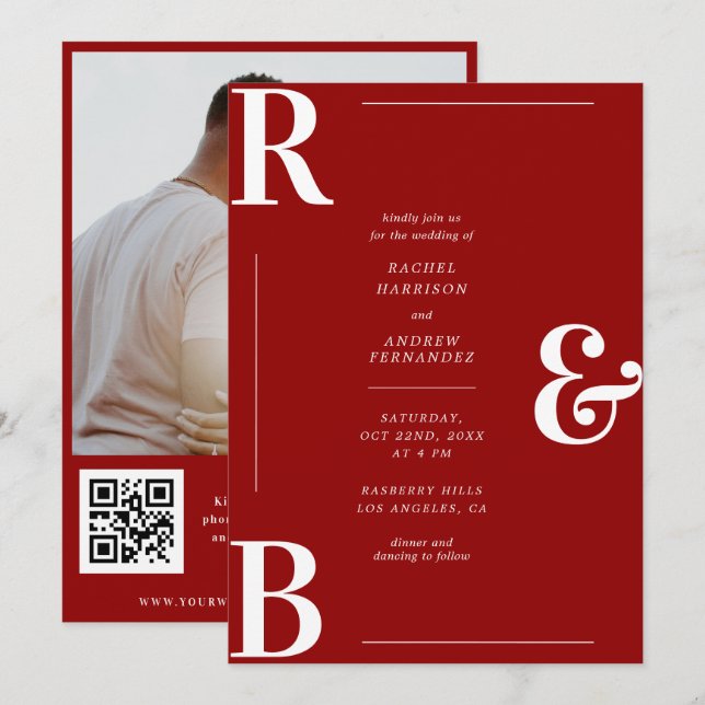 Snyggt Crimson Red Monogram QR Code Bröllop Inbjudningar (Fram/baksida)
