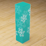 Snyggt Cyan Snöflingor Modern jul mönster Presentask För Vinflaska<br><div class="desc">Snyggt och det moderna festliga mönster med cyanbakgrund och elegant, vitt snöflingor. Den rena, geometriska snöflingan ger en aning vinter-charm, vilket ger en sofistikering och en fin fläck. Perfekt för inslagning av gåvor på ett minnesvärt och öga-fångstsätt. Den här designen blandar sömlöst modern estetik med helgdag, skapar den som ett...</div>