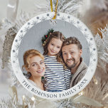 Snyggt Dubbla Sida två foto Silver Snöflingor Julgransprydnad Keramik<br><div class="desc">Snyggt modern, dubbla vid sida, två foto, runda keramiska prydnadsföremål. På framsidan innehåller den här anpassningsbarnas dekorationsdesign ditt personliga foto som är markerat i ett unikt vitt övertonat ram med ömtåligt silver snöflingor. Utformningen av modern typografi visningar din familj namn och året eller kan redigeras för att läsa vad du...</div>