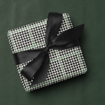 Snyggt för svart grönt för houndstooth klassisk he presentpapper<br><div class="desc">Ett klassiskt houndstooth mönster gör en perfekt chic helgdag-presentfigursättningstrio. Med svart,  grönt och benvitt färg kommer det här inslagna pappra att se toppen snyggt på alla era julklappar under Julgran. Det fungerar också bra för gåvor varje år! Hitta koordinerande presentkort,  märkre och annat i Lea Delaveris Design-samlingen.</div>