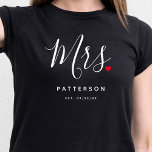Snyggt Fru Anpassningsbar Efternamn och datum Bröl T Shirt<br><div class="desc">Perfekten för vilken brud som helst, roligten och den moderna designen har ett typografiskt skript för snyggt "Mrs" med söta små röda fullt från kärlek. Utformningen är enkel att anpassa med ditt efternamn och med ett fastställt datum och kommer att vara perfektens huvudsyfte från speciella dag.</div>