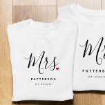 Snyggt Fru Anpassningsbar Efternamn och datum Bröl T Shirt<br><div class="desc">Perfekten för vilken brud som helst,  roligten och den moderna designen har ett typografiskt skript för snyggt "Mrs" med söta små röda fullt från kärlek. Utformningen är enkel att anpassa med ditt efternamn och med ett fastställt datum och kommer att vara perfektens huvudsyfte från speciella dag.</div>