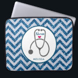Snyggt Grått Nursing Stethoscope på Blue Chevron Laptop Fodral<br><div class="desc">Laptop sleeve med "sjuksköterska" skrivet i ett coola med ett skript med ett litet rött hjärta under. Designad med en enkel illustration av grått-stetoskopet. Blå schevron faux glitter mönster. Glitter är en bild av glitter som inte är äkta.</div>