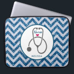 Snyggt Grått Nursing Stethoscope på Blue Chevron Laptop Fodral<br><div class="desc">Laptop sleeve med "sjuksköterska" skrivet i ett coola med ett skript med ett litet rött hjärta under. Designad med en enkel illustration av grått-stetoskopet. Blå schevron faux glitter mönster. Glitter är en bild av glitter som inte är äkta.</div>