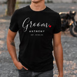Snyggt Groom Bröllop T Shirt<br><div class="desc">Perfektens gåva till valfri stam,  roligt och modern design har ett typografiskt skript av snyggten "Groom" med söta små röda fullt från kärlek. Utformningen är enkel att anpassa med ditt namn och fastställda datum för bröllop och kommer att vara perfektens huvudsyfte från din speciella dag.</div>