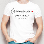 Snyggt Groomsman Bröllop T Shirt<br><div class="desc">Perfektens gåva till vilken groomsman som helst,  roligten och den moderna designen har ett typografiskt skript för snyggten "Groomsman" med söta små röda fullt från kärlek. Utformningen är enkel att anpassa med ett namn-datum och ett fastställt bröllop-datum och kommer att vara perfektens kvarlevor från er speciella dag.</div>