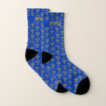Snyggt Israel Blue| Monogram MENORAH| Hanukkah Strumpor<br><div class="desc">Snyggt,  Israels blå MENORAH HANUKKAH Socks,  designad med en faux-guld-menorah i ett lodrät,  rutten mönster. Det finns ett anpassade TRIPLE MONOGRAM som du kan använda med ditt eget initialer.Formgivningen upprepas på insidan och utsidan.  Idealisk gåva till jul och födelsedag,  och särskilt till Hanukkah. Finns i andra färger.</div>