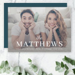 Snyggt jul | Minimal Roligt par foto Julkort<br><div class="desc">Ett modernt fotokort i snyggten med ditt efternamn i klassisk typografi parad med ett handskrivet Julhälsningar i vitt över ditt storleka fotografi på fullt. Ditt speciella foto kommer att se bra ut i denna unika, moderna och minimala design. Utformningen har en fantastisk mörk grönt färg på motsatt sida. En roligt,...</div>