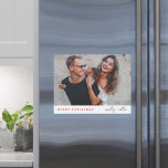 Snyggt Julmodern Trendig par magnetkort<br><div class="desc">Ett fotomagnetiskt hälsningskort av snyggt med modern typografi "God jul" i röd och handskriven manustypografi för par namn på ren, enkel, minimalistisk vit bakgrund. Fotot, namn och hälsning kan enkelt anpassas för personligt bruk. En enkel, minimalistisk och contemporary julklapp som utmärker den här julhelgen! Bilden som visas är endast avsedd...</div>