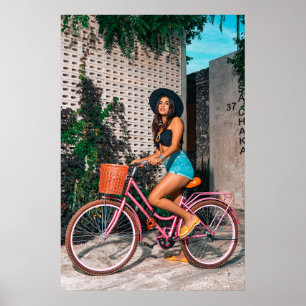 Snyggt Kvinna på Rosa Bicycle, Urban Äventyr Art Poster