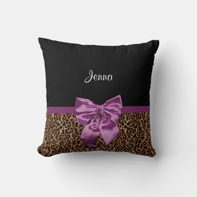 Snyggt Leopard Skriv ut Elegant Lila Bow och Namn Kudde (Framsida)