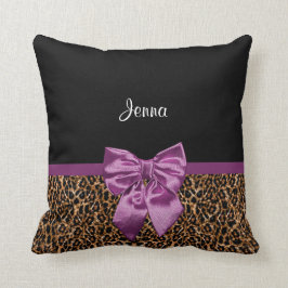Snyggt Leopard Skriv ut Elegant Lila Bow och Namn Kudde