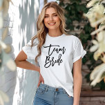Snyggt Lettering efter penseltypografi "Team Bride Tee<br><div class="desc">Trendig och chic brudens sida-design i ett vackert skript-teckensnitt.</div>