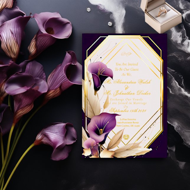Snyggt Lila Calla Lilly Blommigt Script Bröllop Inbjudningar (Stylish and Chic Deep Violet Purple and Gold Calla Lilies Wedding Invitation.)