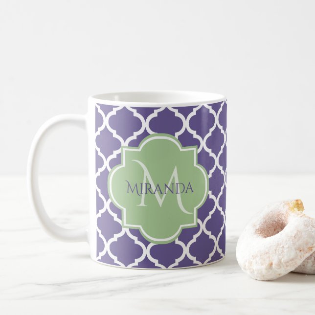 Snyggt Lila Quatrefoil and Namn Grönt Monogram Kaffemugg (Med munk)