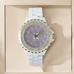 Snyggt Lila Script Monogram och Namn Armbandsur<br><div class="desc">Ett vackert femininin-klockformat med en snyggt av eleganten med ditt namn och monogram med klassiska seriffer och ett kalligrafiskt skriptteckensnitt i ett balanserat och symmetriskt utseende. De tre inslag blandas ihop med en sofistikerad harmoni och skapar er egen personliga logotyp. Här visas en populär dammig lila bakgrund med monogram inslag...</div>