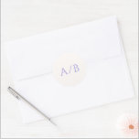 Snyggt Lilac Modern Bröllop Runt Klistermärke<br><div class="desc">Elegant bröllop-klistermärken med klassisk utformning och enkel layout. Monogrammet visas på en framträdande plats i ett stort traditionellt serif-teckensnitt. Det är underbart för ett formellt bröllop att utforma detta koncept på ett enkelt sätt.</div>