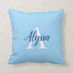 Snyggt Lugn Blue Monogram Script Dekorativ kudde<br><div class="desc">Snyggt Lugn Blue Monogram Script Dekorativ kudde med en elegant arrangemang av namn och monogram initialt på ljusblå bakgrund. Kudden är enkel att anpassa genom att skriva namn och mongrammet som du väljer i mallen för anpassning av onlinen innan du beställer. Texten kopieras automatiskt till andra sidan av kudden för...</div>