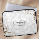 Snyggt Marble Guld Glitter Monogram Namn eller Log Laptop Fodral<br><div class="desc">Snyggt bärbar dator fodral med marmor och faux guld glitter bakgrund och elegant calligraphy font for your name or initialer. I elektroniken fodral finns utrymme för att lägga till ditt namn eller monogram. Du kan till och med lägga till företagets logotyp. Den här bärbara datorväskan i marmor är säker på...</div>