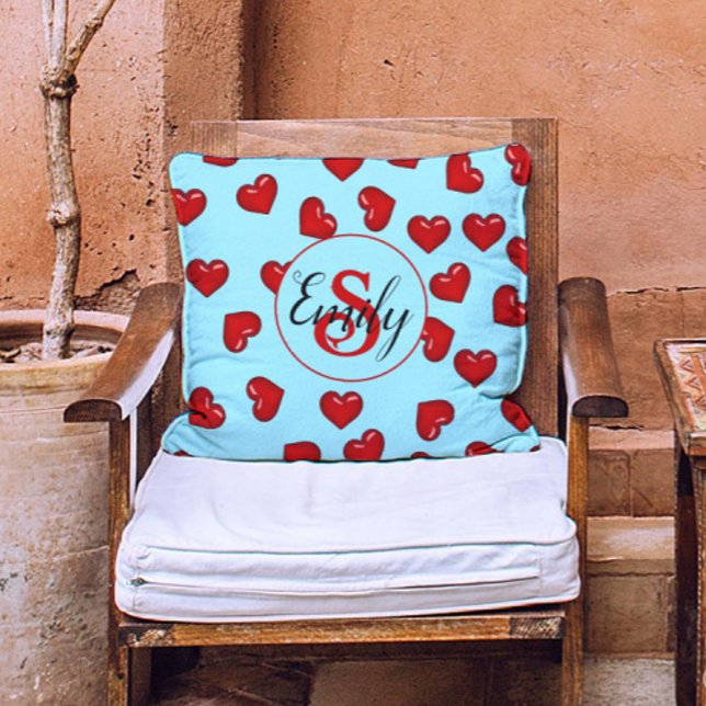 snyggt med monogrammet Rött hjärta mönster på blå  Kudde (Skapare uppladdad)