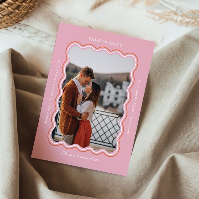 Snyggt Minimal Retro Stil Vågigt Photo Ram Rosa Spara Datumet (Stylish Minimal Retro Style Wavy Photo Frame Pink Save The Date)