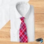 Snyggt Modern färgstark Tartan Play Patterned Slips<br><div class="desc">Lägg till ett fet popo från färg till vilken utrustning som helst med den här vibrerande plattan. Med en modern blandning av rött, rosa, lila och blått i ett tartan schackrat mönster är denna design utmärkande för både formellt och avslappnad tillfälle. Snyggtens tillbehör som ger party, affärsevenemang eller vardaglig bära...</div>