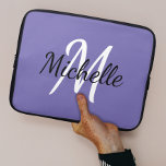 Snyggt Modern Lila Monogram Namn   Initial Laptop Fodral<br><div class="desc">Snyggtens monogramdesign med lila bakgrund och modern svartvit typografi.</div>