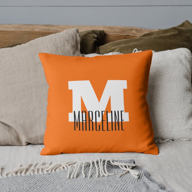 Snyggt Modern Namn Initial | Neon Sunset Orange Kudde (Skapare uppladdad)