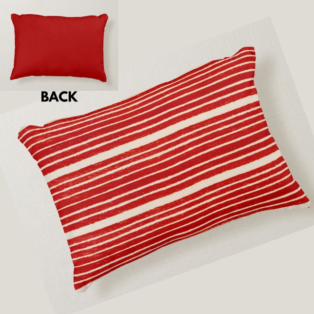 Snyggt Modern Red and White Rand Prydnadskudde (A stylish red and white striped pillow)