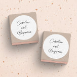 Snyggt Modern Script Bröllop Namn White Runt Klistermärke<br><div class="desc">Snyggt Modern Bröllop Namn Klassisk rund etikett med vit bakgrund</div>