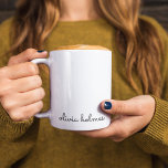 Snyggt Monogram | Modern Minimalistisk vit skript Kaffemugg<br><div class="desc">En enkel anpassningsbar i monogrammet i en handskriven manustypografi med informell avslappnad som är skriven på enfärgad svartvitt. Monogrammet kan lätt vara personlig för att göra en design så unik som du är! Det perfekt trendiget har skräddarsytt gåva eller medhjälpare till tillfälle.</div>