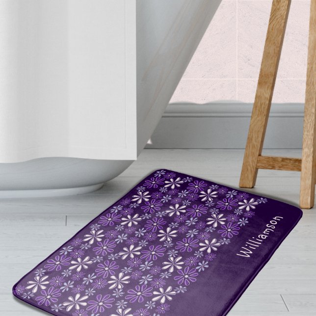 Snyggt Monogrammad Mörk Lila Flower Mönster Badrumsmatta (Stylish Monogrammed Dark Purple Flower Pattern Bath Mat)