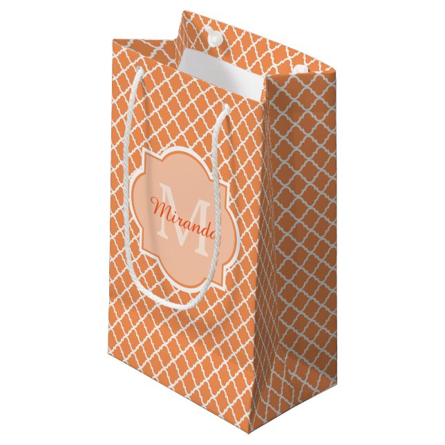 Snyggt Orange Quatrefoil Monogram med Namn (Framsidan Vinklad)