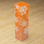 Snyggt Orange Snöflingor Modern jul mönster Presentask För Vinflaska<br><div class="desc">Snyggt och modern festlig mönster med orangens bakgrund och elegant, vit snöflingor. Den rena, geometriska snöflingan ger en aning vinter-charm, vilket ger en sofistikering och en fin fläck. Perfekt för inslagning av gåvor på ett minnesvärt och öga-fångstsätt. Den här designen blandar sömlöst modern estetik med helgdag, skapar den som ett...</div>