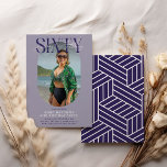 Snyggt Oval Photo & Namnteckning 60:e födelsedagen Inbjudningar<br><div class="desc">Gör din sextioårsdag till firande för att minnas med ett modernt inbjudan som fångar nutidens innersta väsen. Anpassadet är enkelt att redigera, inbjudan har en sofistikerad layout med ett ovalt fotografi av snyggten, eleganten "SIXTY" brev och en ren, användarvänlig utformning. Byt färg till kostym till ditt party-tema och gör din...</div>