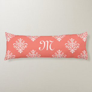 Snyggt Peach Coral Damask Patch med Monogram Kroppskudde