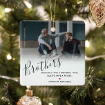 Snyggt Personlig Brother Photo & Anpassningsbar Qu Julgransprydnad Keramik<br><div class="desc">En underbar broderpresent som innehåller ett foto av dig och din bror/bror/er,  en vit övertäckning som innehåller texten "bröder" i elegantens kalligrafiskript,  ett ljuvligt brodercitat som lätt kan anpassas,  ett sött,  litet rött hjärta än vad som kan bytas till färg och namn.</div>