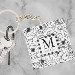 Snyggt Personlig Initialt monogram<br><div class="desc">Lägg till en liten elegans i dina dagliga grunddrag med den här nyckelkedjan för snyggt, med ett personlig monogram och namn inom en chic med kvadratiska detaljer. Nyckelkedjan visar ett vackert botaniskt blommönster som påminner om storskaliga märken i Fransk parfym eller mode, vilket ger dig en naturkänsla och vår i...</div>