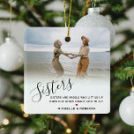 Snyggt Personlig Systerfoto och Anpassningsbar - o Julgransprydnad Keramik<br><div class="desc">En underbar systergåva med ett foto av dig och din syster/er,  en vit övertäckning med texten "systrar" i elegantens kalligrafiskript,  ett sött systercitat som lätt kan anpassas,  ett sött,  litet rött hjärta än vad som kan ändras till färg och namn.</div>