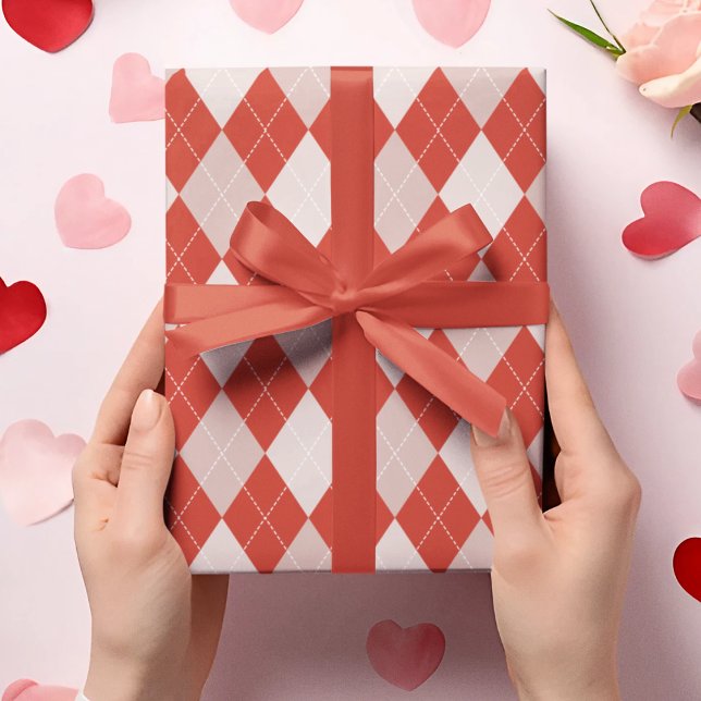 Snyggt Red &  Rosa Large Argyle Mönster Presentpapper (Elegant & Trendy Red & Blush Pink Large Diamond Pattern for Her. Argyle with Dotted White Lines.)
