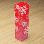 Snyggt Red Snöflingor Modern jul mönster Presentask För Vinflaska<br><div class="desc">Snyggt och modern festlig mönster med röd bakgrund och elegant, vit snöflingor. Den rena, geometriska snöflingan ger en aning vinter-charm, vilket ger en sofistikering och en fin fläck. Perfekt för inslagning av gåvor på ett minnesvärt och öga-fångstsätt. Den här designen blandar sömlöst modern estetik med helgdag, skapar den som ett...</div>