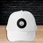 Snyggt Retro Vinyl Record Bachelor Party Keps<br><div class="desc">Fira brudgummen med den här snyggtens truckerkeps! Med en svartvit retro vinylpostdesign är det här perfekten för en kandidat med tidlös stil. Anpassa den med namn och det speciella datumet för att göra den till en oförglömlig keepy. Den klassiska lastbilschauffören är idealisk för en roligt helg eller före bröllop firande....</div>