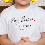 Snyggt Ring Bearer Bröllop T Shirt<br><div class="desc">Perfektens gåva till alla ring-bärare, roligten och den moderna designen har ett snyggt-typografiskt skript "Ring Bearer" med söta små, röda fullt från kärlek. Utformningen är enkel att anpassa med ett namn-datum och ett fastställt bröllop-datum och kommer att vara perfektens kvarlevor från er speciella dag.</div>