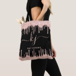 Snyggt Ro Guld Glitter Driver monogramskript i Tygkasse<br><div class="desc">Sylish, Girly, Elegant, Light Ro Guld Glitter Drips 2 Monogram Script anpassningsbar personlig namn monogrammed tote bag on black. Med ett modernt lyxfaux ljusa rosa ro guld glitter som droppar ram, ett stort dubbla-tecken med monogramstil med dekortecken (stort storlekt initialer) och ett serieteckensnitt namn i ljus rosa på svart bakgrund....</div>
