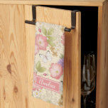 Snyggt Rosa Botaniskt Blommönster Kökshandduk<br><div class="desc">En personlig för blommönster av söt vintage med ditt namn dekorerar kökshandduken. Anpassa den för en gåva. Underbar gåva till Mors dag,  vänner,  julklappar eller bara för att. Designad av Blackberry Boulevard.</div>