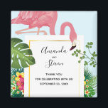 Snyggt Rosa Flamingo och Tropical Löv Bröllop Magnet<br><div class="desc">Ett bröllop-tack till er magnet med en söt och vismisk rosa flamingo. Omgiven av tropiska löv av grönt och röda och gult hibiscus blommor. En rektangulär form,  övertoningen guld ram i mitten.</div>