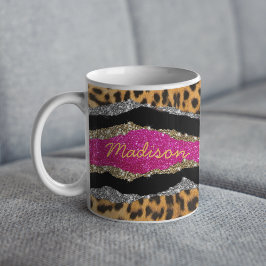 Snyggt rosa glittery-monogram för giftigt djurtryc kaffemugg