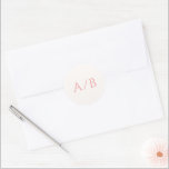 Snyggt Rosa Modern Bröllop Runt Klistermärke<br><div class="desc">Elegant bröllop-klistermärken med klassisk utformning och enkel layout. Monogrammet visas på en framträdande plats i ett stort traditionellt serif-teckensnitt. Det är underbart för ett formellt bröllop att utforma detta koncept på ett enkelt sätt.</div>