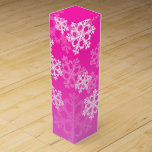 Snyggt Rosa Snöflingor Modern jul mönster Presentask För Vinflaska<br><div class="desc">Snyggt och det moderna mönster som ligger i och som har en rosa bakgrund och elegant, vita snöflingor. Den rena, geometriska snöflingan ger en aning vinter-charm, vilket ger en sofistikering och en fin fläck. Perfekt för inslagning av gåvor på ett minnesvärt och öga-fångstsätt. Den här designen blandar sömlöst modern estetik...</div>