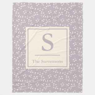 Snyggt Rustic Botanical Mönster Lilac Monogrammed Fleecefilt